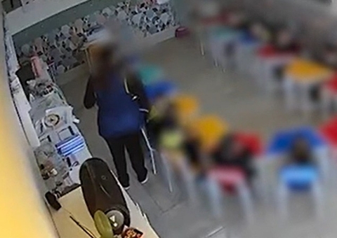 Professora que agrediu aluno de 4 anos com pilha de livros é presa em Caxias do Sul