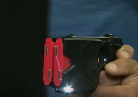 Aleam aprova lei que permite porte de arma de eletrochoque para mulheres