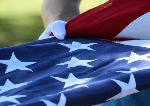 Trump vai assinar decreto para punir quem queimar bandeira dos EUA