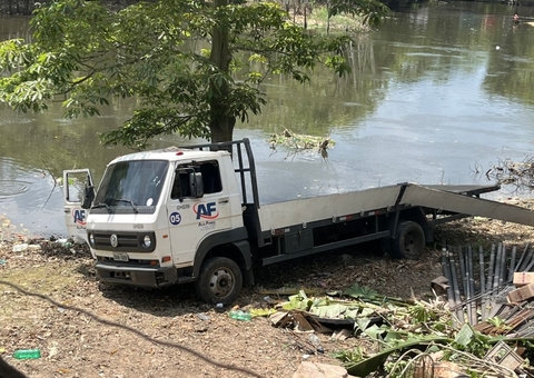 Caminhão desce de ré e quase destrói casa de idosa na Av. do Turismo; vídeos