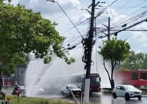 Vazamento da Águas de Manaus alaga avenida e deixa moradores sem abastecimento; vídeo