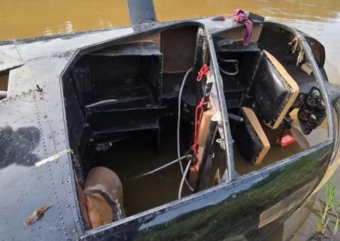 Vídeo mostra PM retirando drogas de helicóptero submerso no Amazonas