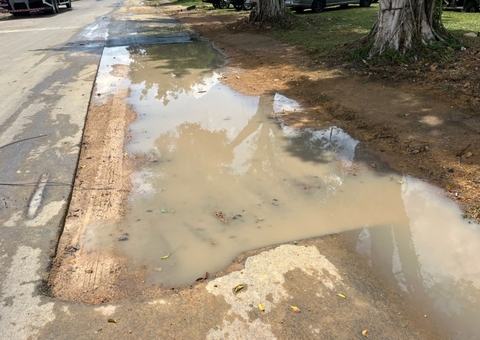 Cratera aberta pela Águas de Manaus coloca comunidade do Planalto em risco 
