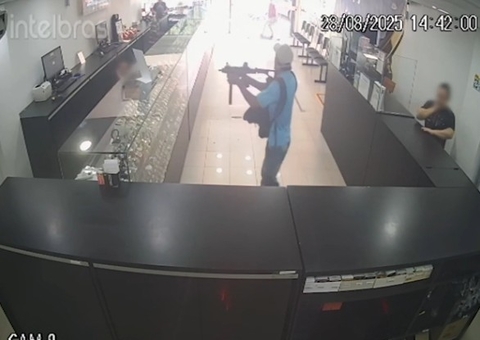 Criminosos atiram contra policiais após assalto em relojoaria em Manaus; vídeo