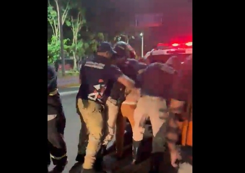 Agente do Detran agride motociclista durante abordagem na Compensa; vídeo