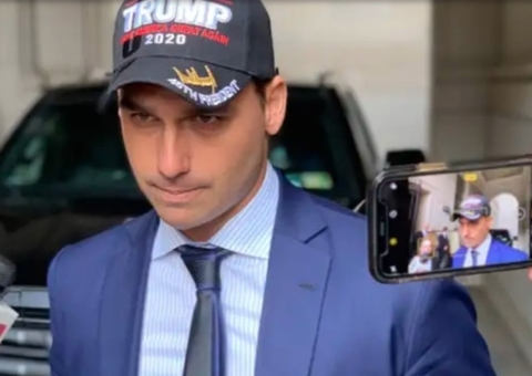 Eduardo Bolsonaro pede a Hugo Motta para exercer mandato dos EUA para evitar cassação