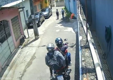 Crianças são assaltadas por dupla em moto ao sair de escola no Coroado 3; vídeo