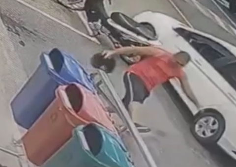 Vídeo mostra homem chutando cachorro em supermercado na Avenida Silves