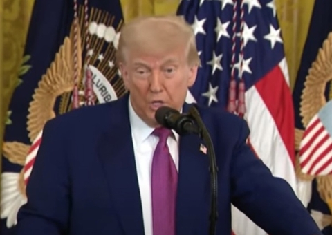 Trump é visto deixando a Casa Branca; rumores sobre sua morte são falsos