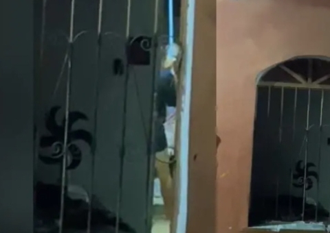 Vídeo mostra homem agredindo mãe com cabo de vassoura em Manaus