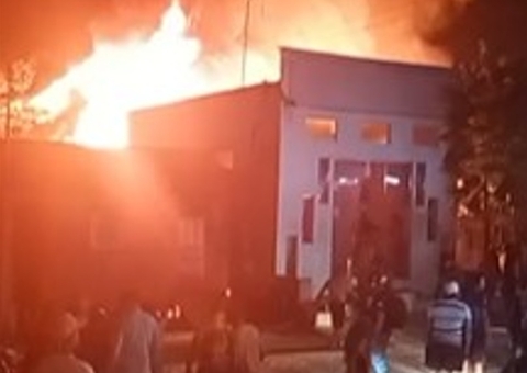 Incêndio de grande proporção se alastra em residências em Manacapuru; vídeo