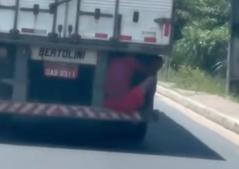 Homem é flagrado "pegando carona" na traseira de caminhão em Manaus; vídeo