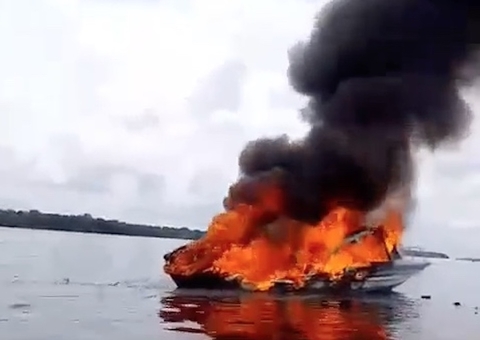 Lancha de passeio é consumida pelo fogo no interior do Amazonas; vídeo