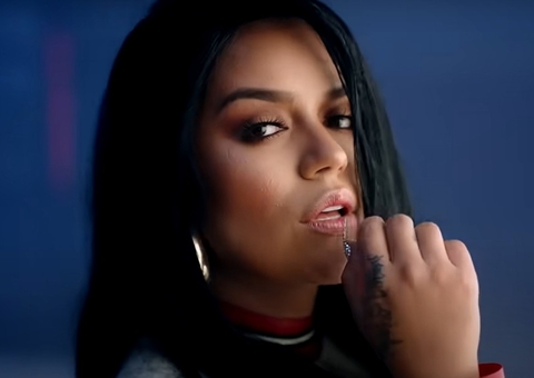 Professor é demitido por fazer atividade com música de Karol G em Manaus