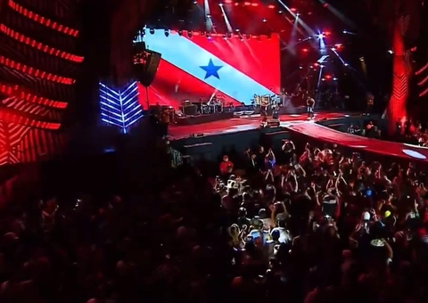 No dia da Elevação do Amazonas, bandeira do Pará é exibida em show de Simone em Manaus