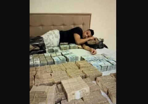 PF encontra foto do ex-deputado TH joias deitado com pilha de dinheiro
