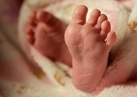 Filho de casal de irmãos é encontrado morto no sofá; pais são investigados