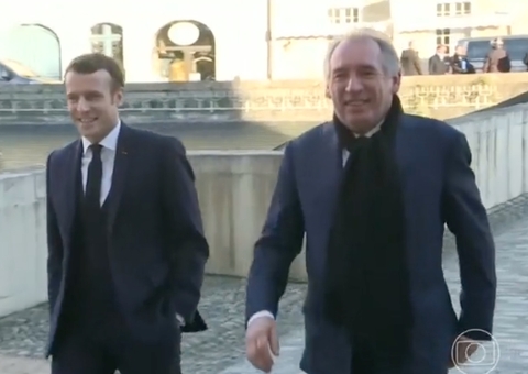 Premiê da França renuncia ao cargo após derrota no Parlamento; Macron perde aliado