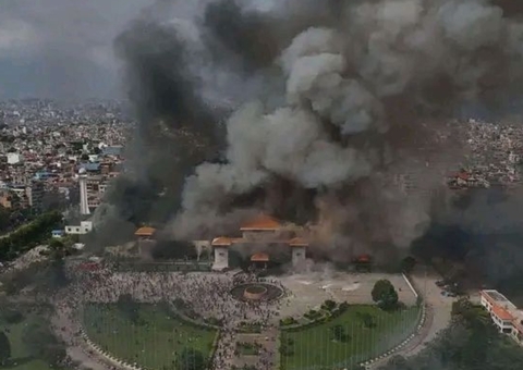 Manifestantes incendeiam Parlamento e casas de ministros no Nepal; vídeos