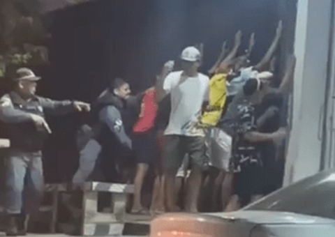 Vídeo mostra policial agredindo jovens durante abordagem em Itacoatiara