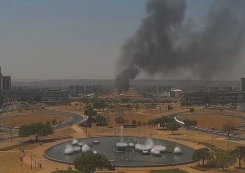 Banheiro químico pega fogo na Esplanada dos Ministérios, próximo ao STF