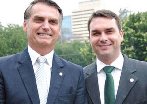 Flávio Bolsonaro chama julgamento de "farsa" após voto de Moraes no STF