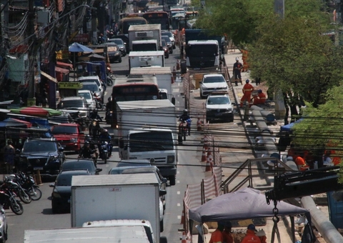 Trânsito caótico e ponte improvisada: obras da Cigás travam Autaz Mirim