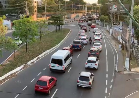 Trânsito fica caótico e pontos de ônibus lotam em dia de greve em Manaus