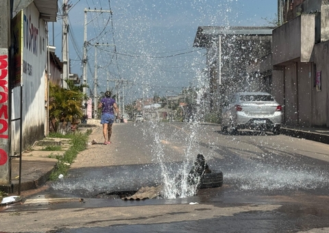 Cano estourado no Tarumã cria cratera e expõe descaso da Águas de Manaus; vídeo