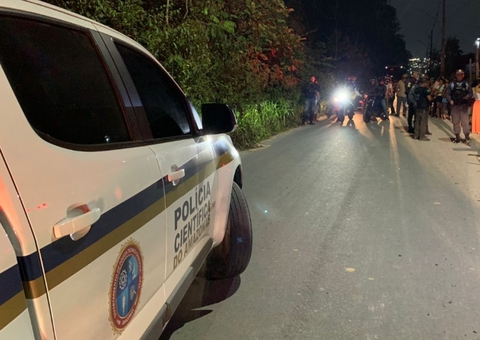 Criminosos matam homem com tiros e pedradas e deixam bilhete ao lado do corpo em Manaus