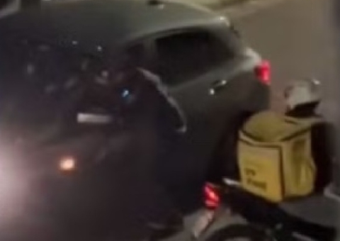 Criminoso rouba celular e dá tiro para obrigar vítima a revelar senha; vídeo