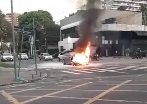 Carro pega fogo em posto de combustíveis em Adrianópolis; vídeo