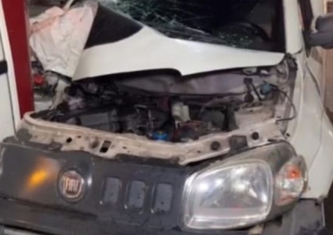 Motorista bêbado bate em ônibus e tenta agredir policiais no bairro São Francisco