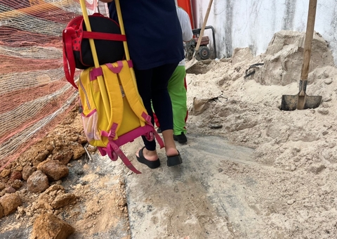 Águas de Manaus bloqueia ruas e obriga pedestres a fazer "malabarismos"; vídeo