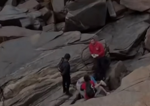 Homem despenca de encosta e morre ao tentar pegar carteira