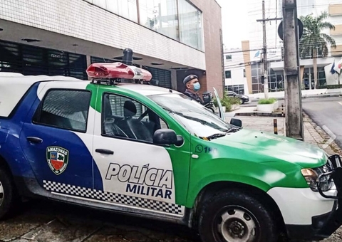 Homem é preso após ameaçar mãe e tentar pegar arma de PM no Nova Cidade