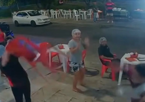 Homem atira coco em atendente durante discussão em churrascaria no Alvorada; vídeo