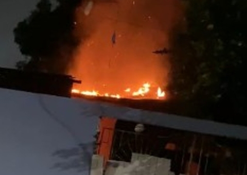 Moradores reclamam de falta de água após incêndio em residência em Manaus