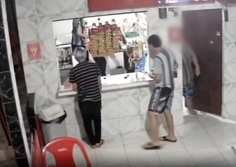 Assaltantes invadem lanchonete no Jorge Teixeira e levam até salgadinhos; vídeo