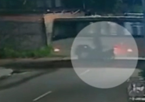 Entregador fica ferido após acidente violento com ônibus em Manaus; vídeo