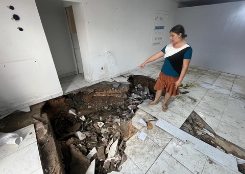 Chuva forte alaga e abre cratera em casas no Novo Aleixo; veja vídeos