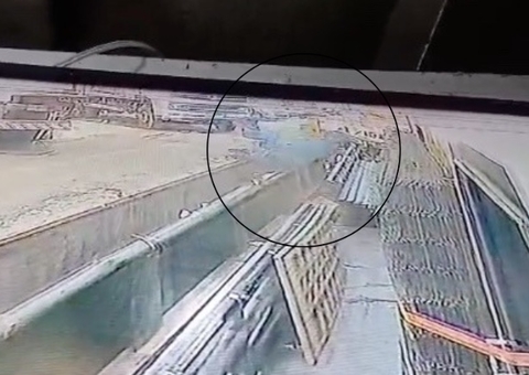 Vídeo mostra trabalhador caindo ao embarcar mercadoria em porto de Manaus