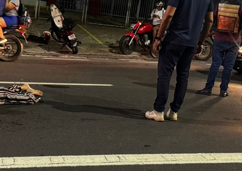 Mulher fica ferida após cair de moto durante acidente na Av. Constantino Nery
