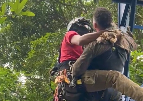 Vídeo mostra bombeiros resgatando pintores intoxicados em caixa d’água em Manaus