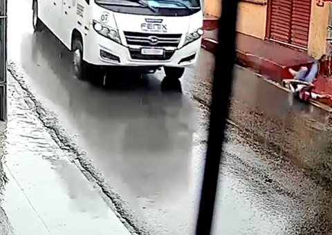 Motociclista é arremessado após colidir com micro-ônibus no Alvorada; vídeo