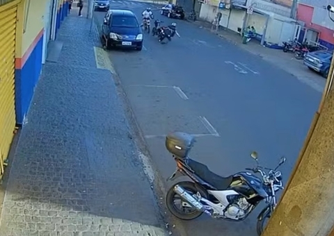 Homem invade contramão e "joga" moto contra o próprio irmão em MG