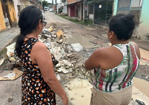 Cratera aberta por obra da Águas de Manaus causa caos no Vale do Sinai: "Só faz porcaria"
