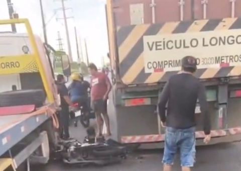 Moto colide com caminhão na 'Avenida das Torres' e deixa dois feridos; vídeo