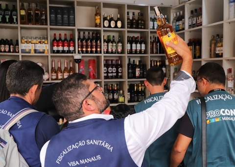 Operação "Zero Metanol" apreende 13 mil litros de bebidas em Manaus