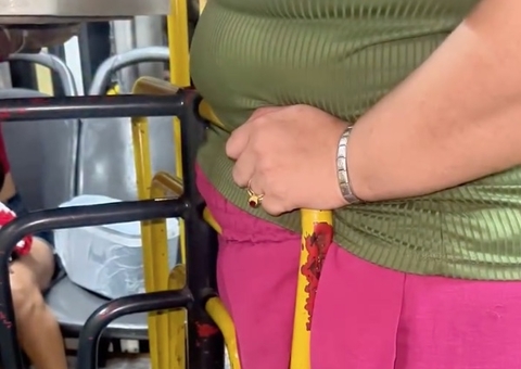 Mulher fica presa em catraca de ônibus em Manaus; vídeo